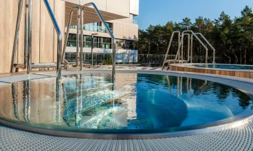 Na zewnątrz mieści się basen infinity, jacuzzi, mini strefa saun, brodzik