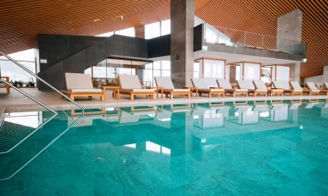 Hotel dysponuje wewnętrznym i zewnętrznym basenem