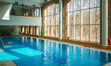 Przeszklona ściana wprowadza do wnętrza naturalne światło