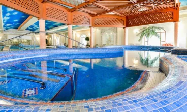 Mniejsza niecka zawiera wiele atrakcji - masażery, ławeczki oraz przeciwprąd