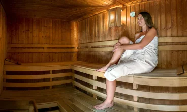 Strefa wellness oferuje basen z przeciwprądem, jacuzzi i saunę parową