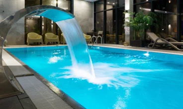 Jej centrum stanowi kryty basen ze stanowiskiem do hydromasażu