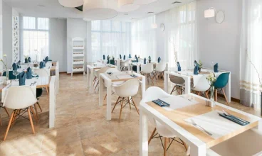 Restauracja urządzona jest prosto, jednocześnie jasno i przytulnie