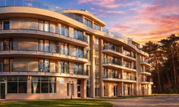 Obiekt znajduje się pośród sosnowego lasu