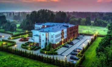 Butikowy hotel pod Warszawą z dużym terenem zielonym w spokojnej okolicy