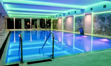 Są tu duże baseny wewnętrzne ze stanowiskiami do hydromasażu