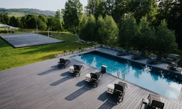 Latem hotel zaprasza na odkryty basen