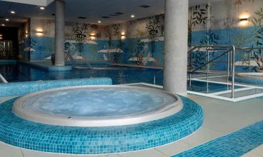 Hotel posiada rozbudowaną strefę wellness z basenami i jacuzzi