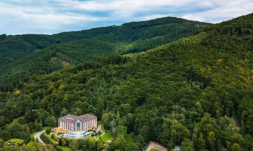 Hotel jest wkomponowany w zbocza Równicy i otoczony lasami