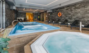W hotelu można korzystać z basenu oraz jacuzzi