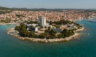 Hotel jest położony na półwyspie w kurorcie Vodice