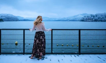 Część pokoi jest położona wprost na tafli jeziora