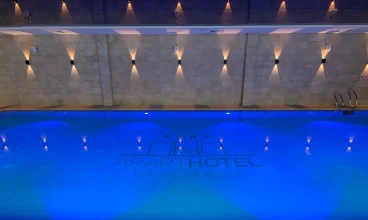 W hotelu znajduje się wewnętrzy basen dla gości