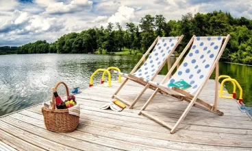 Na plaży i pomoście można wypoczywać i opalać się na dostępnych leżakach