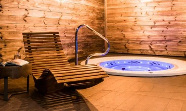 Oprócz tego przygotowano jacuzzi i strefę wypoczynku z leżakami