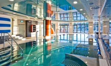 Wśród atrakcji w basenie są przeciwprądy i hydromasaż