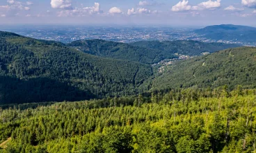Z Szyndzielni można kontynuować wycieczkę na Klimczok