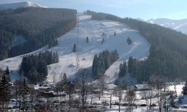 To raj dla miłośników narciarstwa – tuż obok hotelu znajdują się trasy biegowe