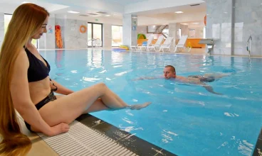 Basen jest strefą relaksu dla całej rodziny