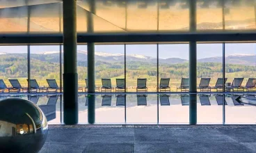 Goście mogą korzystać z basenu położonego w osobnym budynku Lake Hill Resort
