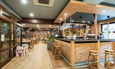 Tutejsza restauracja serwuje dania kuchni polskiej i śródziemnomorskiej