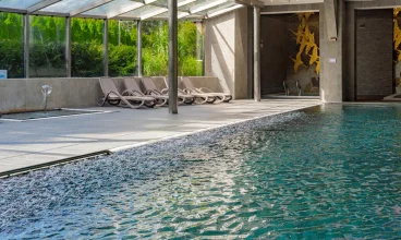 Z przestronnym basenem sąsiaduje brodzik dla dzieci z małą fontanną