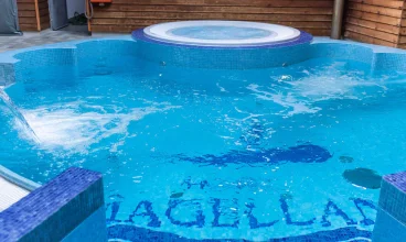 Basen z kaskadą wodną, połączony z jacuzzi