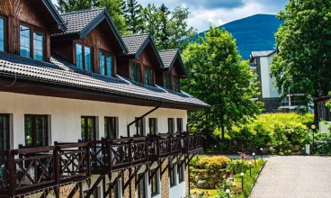 Architektura obiektu nawiązuje do lokalnych tradycji