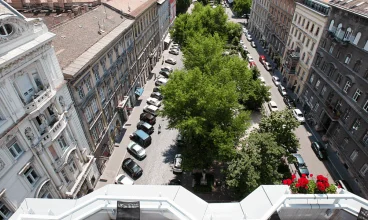Hotel jest położony w zabytkowej dzielnicy Terézváros