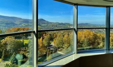Ze strefy wellness i restauracji można podziwiać górską okolicę
