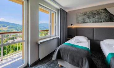 Z okien niektórych pokoi rozpościera się piękna panorama gór