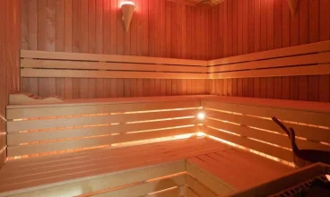 W strefie saun Amber Park SPA mieści się sauna sucha oraz łaźnia parowa