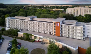 Hotel składa się z dwóch skrzydeł, między którymi jest park