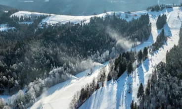 Tuż obok hotelu mieści się stacja narciarska Cieńków z całorocznym wyciągiem