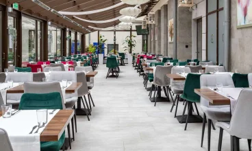 Hotelowa restauracja oferuje dania kuchni polskiej i międzynarodowej