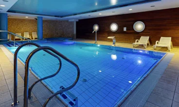 Basen posiada atrakcje wodne w postaci biczów wodnych, wodospadu, jacuzzi