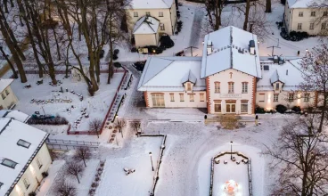 Pałac Mała Wieś jest położony pod Warszawą, składa się z 6 budynków noclegowych