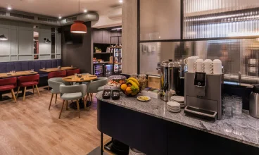 W której codziennie rano są organizowane śniadania