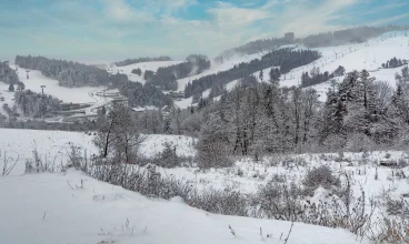Ośrodek narciarski Słotwiny Arena oferuje kilka wyciągów narciarskich