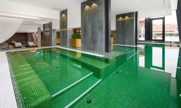 Hotel Mercure w Tokaju ma basen wewnętrzny i zewnętrzny