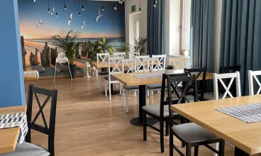 W obiekcie działa restauracja oraz bar