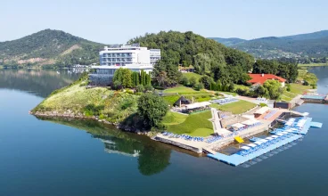 Ten ciepły obszar mieści się na pograniczu gór Wyhorlat i Kotliny Panońskiej