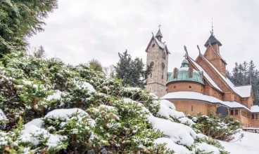 Karpacz to jedno z ładniejszych miast do odwiedzenia zimą na Dolnym Śląsku