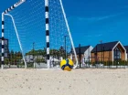 Nowa strefa sportowa z boiskiem do piłki nożnej, siatkówki plażowej i badmintona