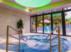 Tuż obok basenu znajduje się jacuzzi