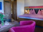 Pokoje Comfort wyróżnia jacuzzi w łazience, balkon oraz góralskie elementy