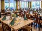 W hotelu znajduje się przestronna sala restauracyjna