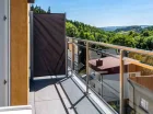 Pokoje mają balkon z widokiem na góry lub las