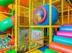 Sala zabaw dla dzieci z małpim gajem