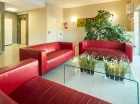 W lobby znajdują się kanapy